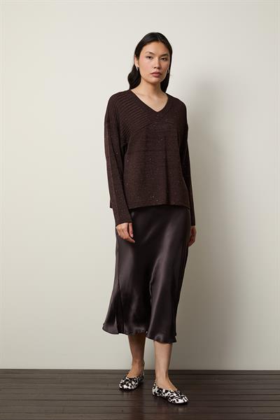 Свитер с V-образным вырезом, украшенный мини-пайетками и деталями на спинке