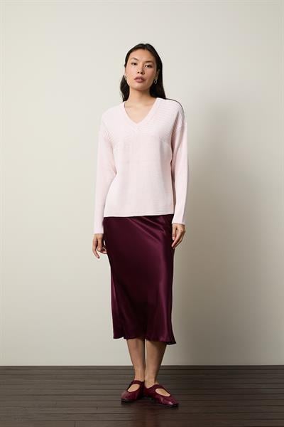 Свитер с V-образным вырезом, украшенный мини-пайетками и деталями на спинке