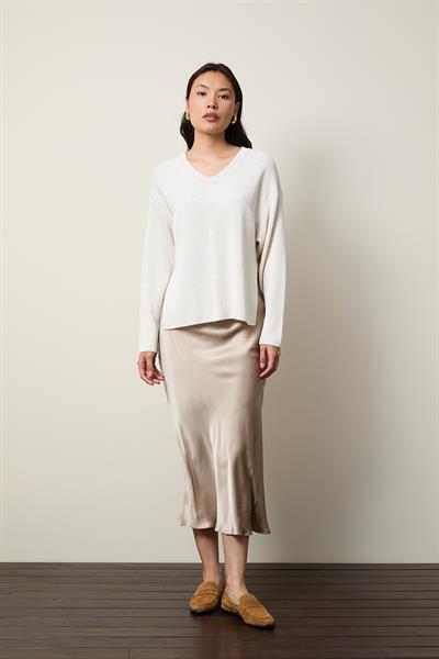 Свитер с V-образным вырезом, украшенный мини-пайетками и деталями на спинке