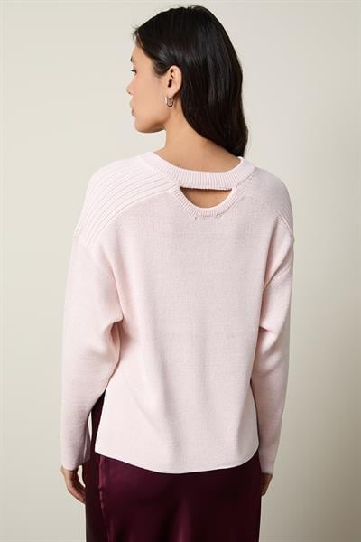 Свитер с V-образным вырезом, украшенный мини-пайетками и деталями на спинке