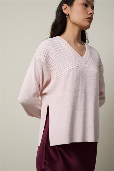 Свитер с V-образным вырезом, украшенный мини-пайетками и деталями на спинке