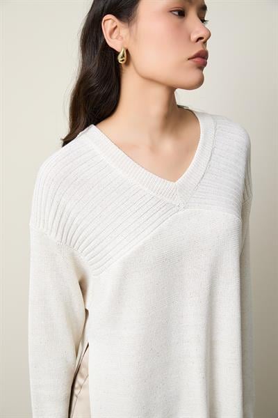 Свитер с V-образным вырезом, украшенный мини-пайетками и деталями на спинке