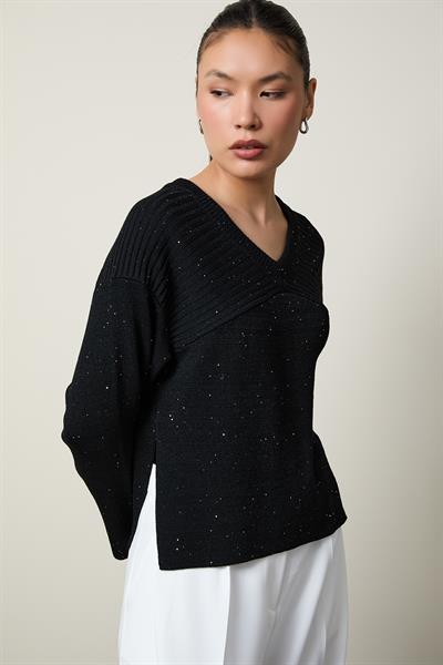 Свитер с V-образным вырезом, украшенный мини-пайетками и деталями на спинке