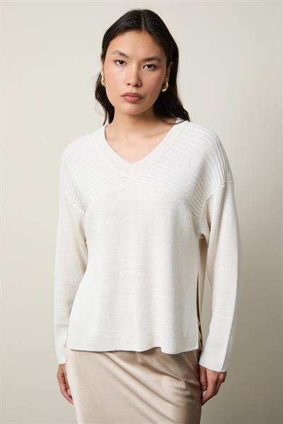 Свитер с V-образным вырезом, украшенный мини-пайетками и деталями на спинке