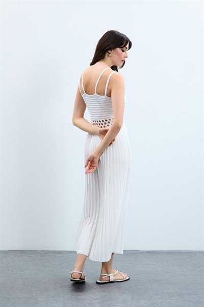 Плиссированное трикотажное платье с детальной отделкой ELB7960BEYAZ