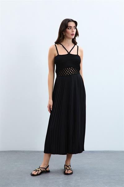 Плиссированное трикотажное платье с детальной отделкой ELB7960SİYAH