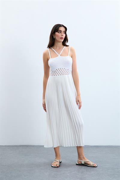 Плиссированное трикотажное платье с детальной отделкой ELB7960BEYAZ