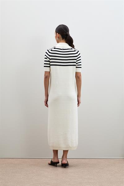 Миди-платье в полоску с воротником-поло и микро-пайетками