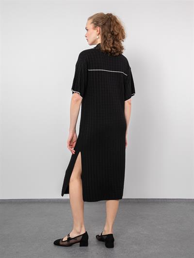 Платье контрастного цвета в полоску с разрезом и вырезом поло ELB9316SIYAH