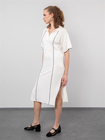 Платье контрастного цвета в полоску с разрезом и вырезом поло ELB9316KEMIK