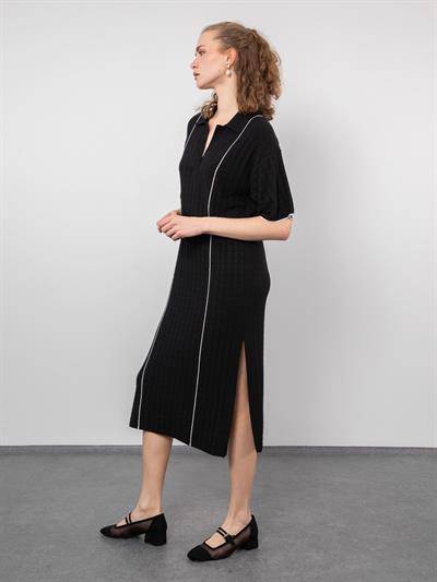 Платье контрастного цвета в полоску с разрезом и вырезом поло ELB9316SIYAH