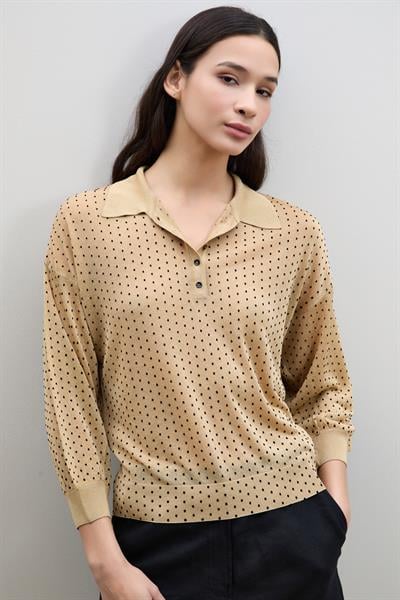 Свитер в горошек с воротником-поло