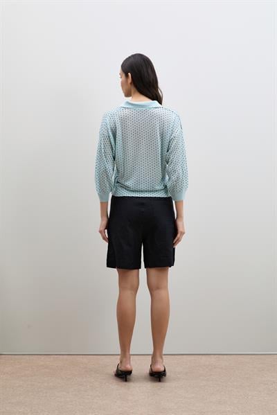 Свитер в горошек с воротником-поло