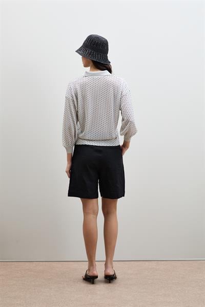 Свитер в горошек с воротником-поло