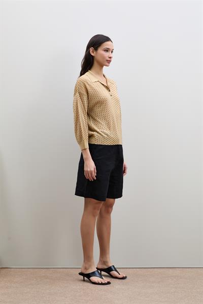 Свитер в горошек с воротником-поло