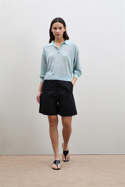 Свитер в горошек с воротником-поло