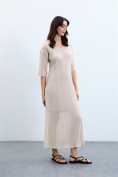 Платье с V-образным вырезом и металлизированной веревкой ELB9520KEMİK