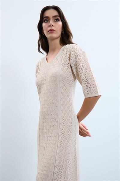 Платье с V-образным вырезом и металлизированной веревкой ELB9520KEMİK