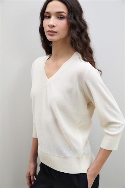 Свитер с V-образным вырезом и микро-пайетками