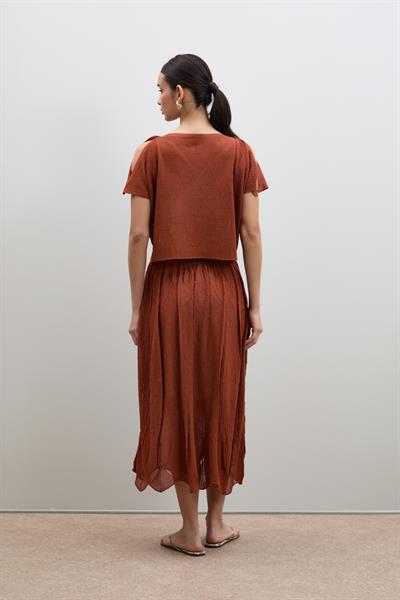 Полупрозрачный фактурный свитер с акцентом на плечах KZK12286ORANJ