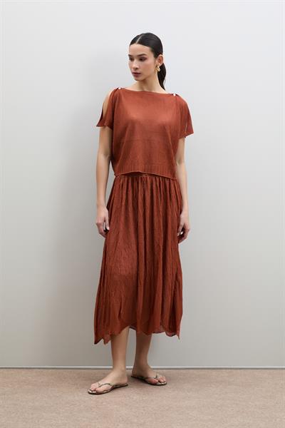 Полупрозрачный фактурный свитер с акцентом на плечах KZK12286ORANJ