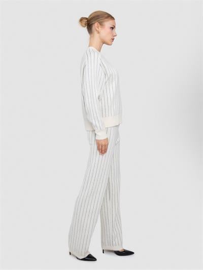 Свитер с буквенным вырезом из фактурной смеси шерсти и анонимности металлизиров KZK8350KEMIK