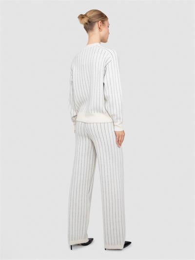 Свитер с буквенным вырезом из фактурной смеси шерсти и анонимности металлизиров KZK8350KEMIK