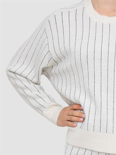 Свитер с буквенным вырезом из фактурной смеси шерсти и анонимности металлизиров KZK8350KEMIK