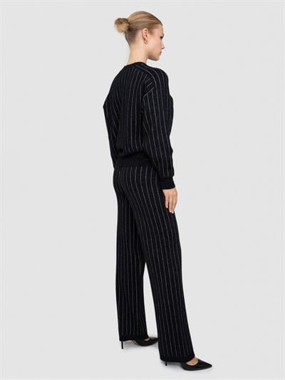 Свитер с буквенным вырезом из фактурной смеси шерсти и анонимности металлизиров KZK8350SIYAH