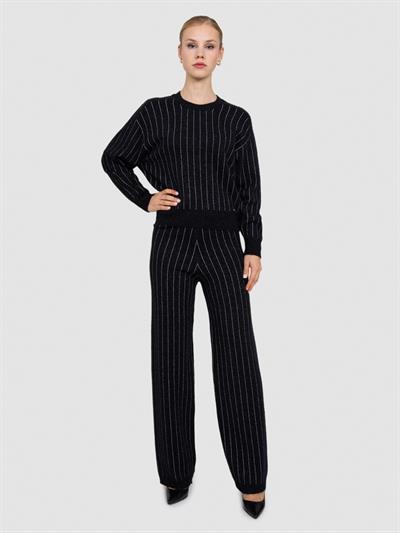 Свитер с буквенным вырезом из фактурной смеси шерсти и анонимности металлизиров KZK8350SIYAH