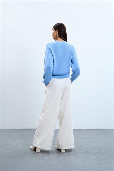 Свитер с круглым вырезом и плечевыми деталями из шерстяной смеси KZK10538AÇIKMAVİ