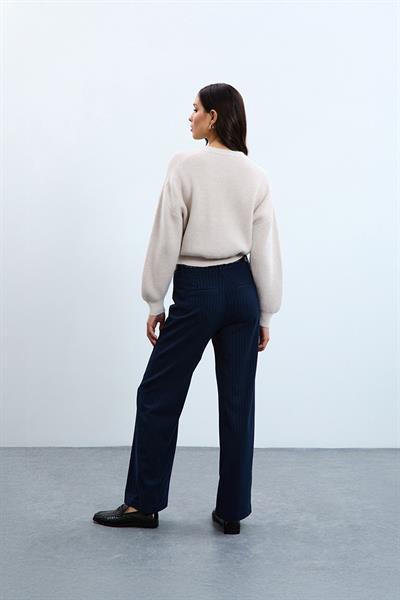 Свитер с круглым вырезом и плечевыми деталями из шерстяной смеси KZK10538TAS