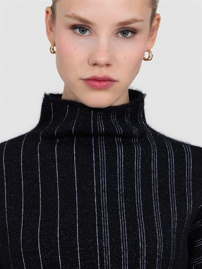 Свитер с капюшоном из смесовой шерсти и контрастными полами TNK8346SIYAH