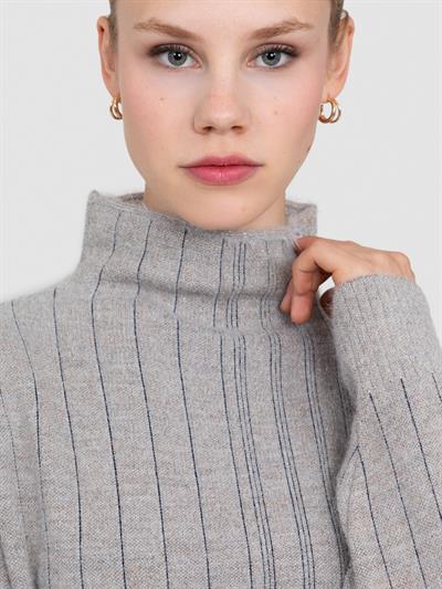 Свитер с капюшоном из смесовой шерсти и контрастными полами TNK8346BEJ