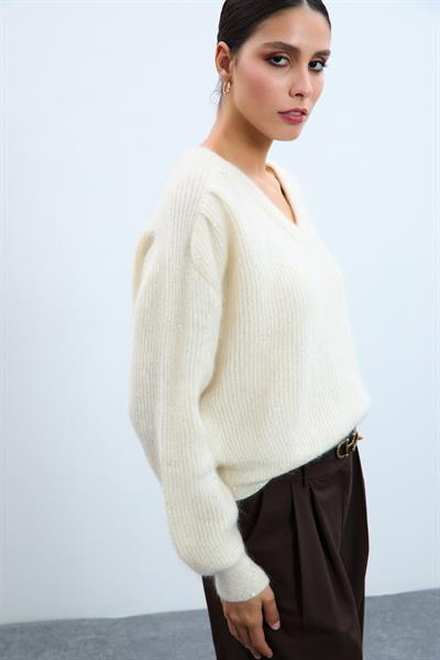 Свитер из смеси мохера и шерсти с драпировкой и пайетками на плечах KZK10388KEMİK