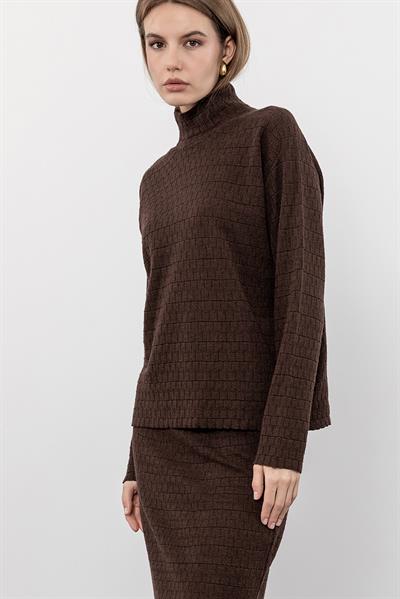 Шерстяной свитер с воротником-гольф