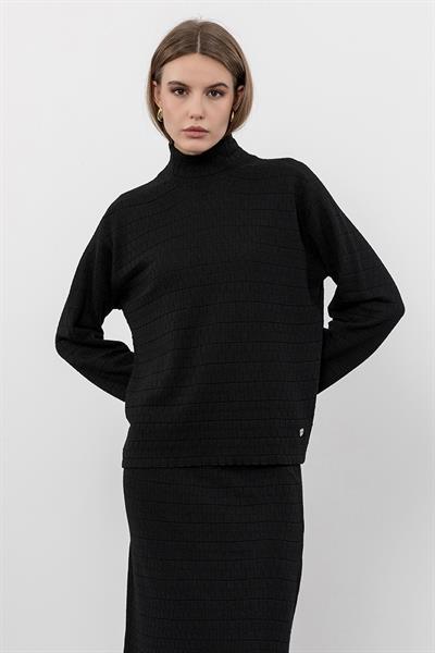 Шерстяной свитер с воротником-гольф