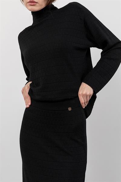 Шерстяной свитер с воротником-гольф