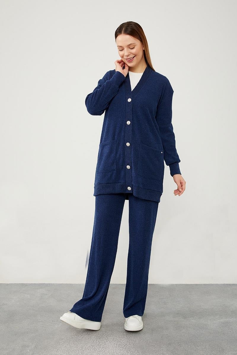 Triko Hırka & Oversize Elbise ile Katmanlı Tesettür