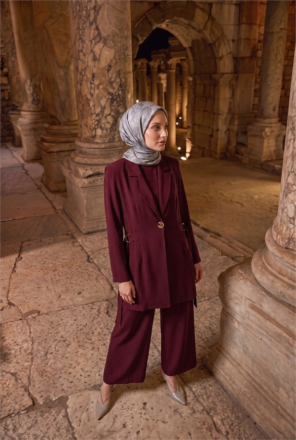 Armine TREND Klasik Yaka Aksesuar Detaylı Uzun Ceket Geniş Paça Pantolon Üçlü Takım Bordo 26KA630
