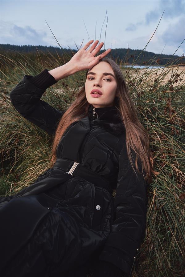 Zühre Yakası Kürk ve Kemer Detaylı Siyah Şişme Mont 12764