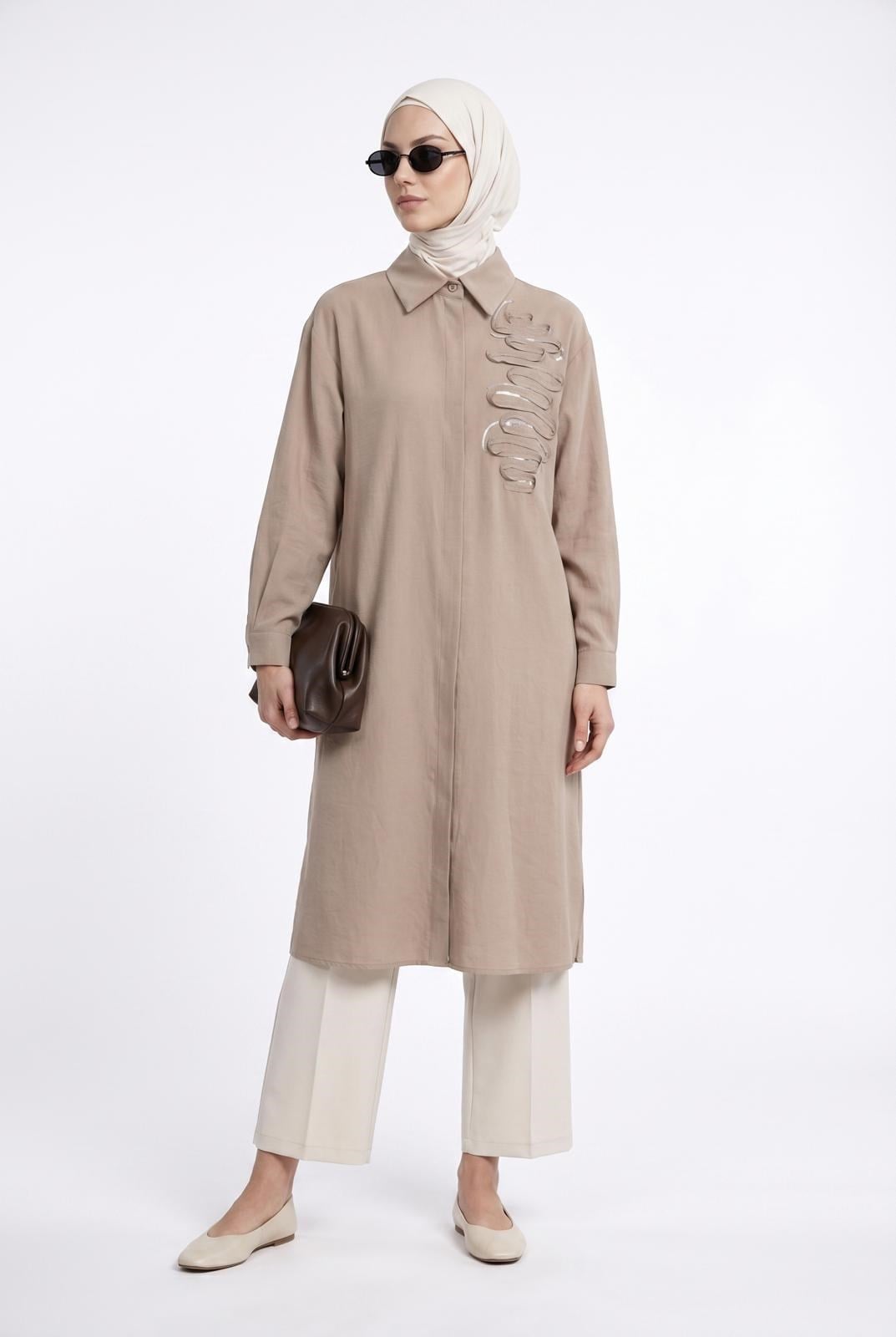 Armine TREND Boydan Gizli Düğmeli Dikiş Detaylı Gömlek Yaka Uzun Tunik Bej 26YT404