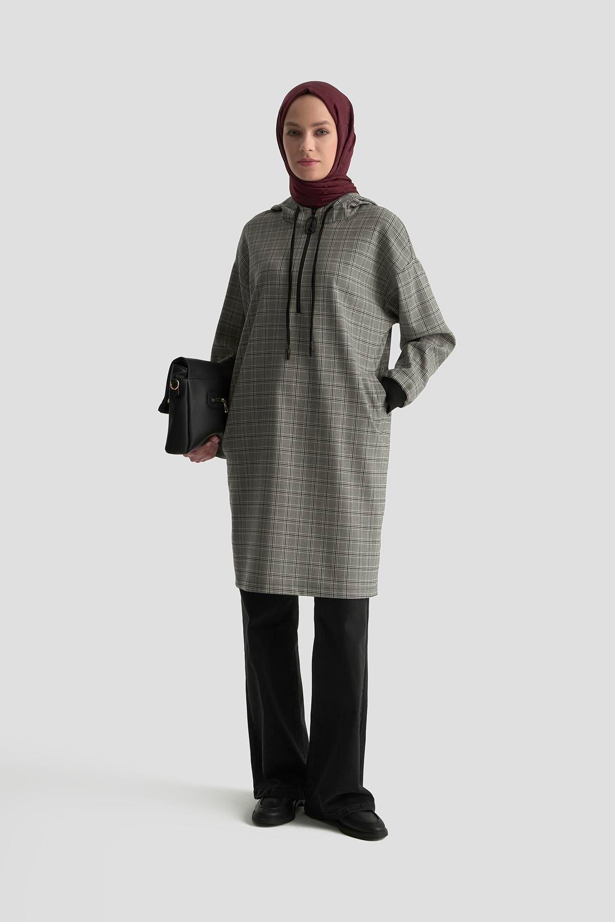 Armine TREND Ekose Desenli Önden Yarım Fermuarlı Kapüşonlu Tunik Siyah 25KT442