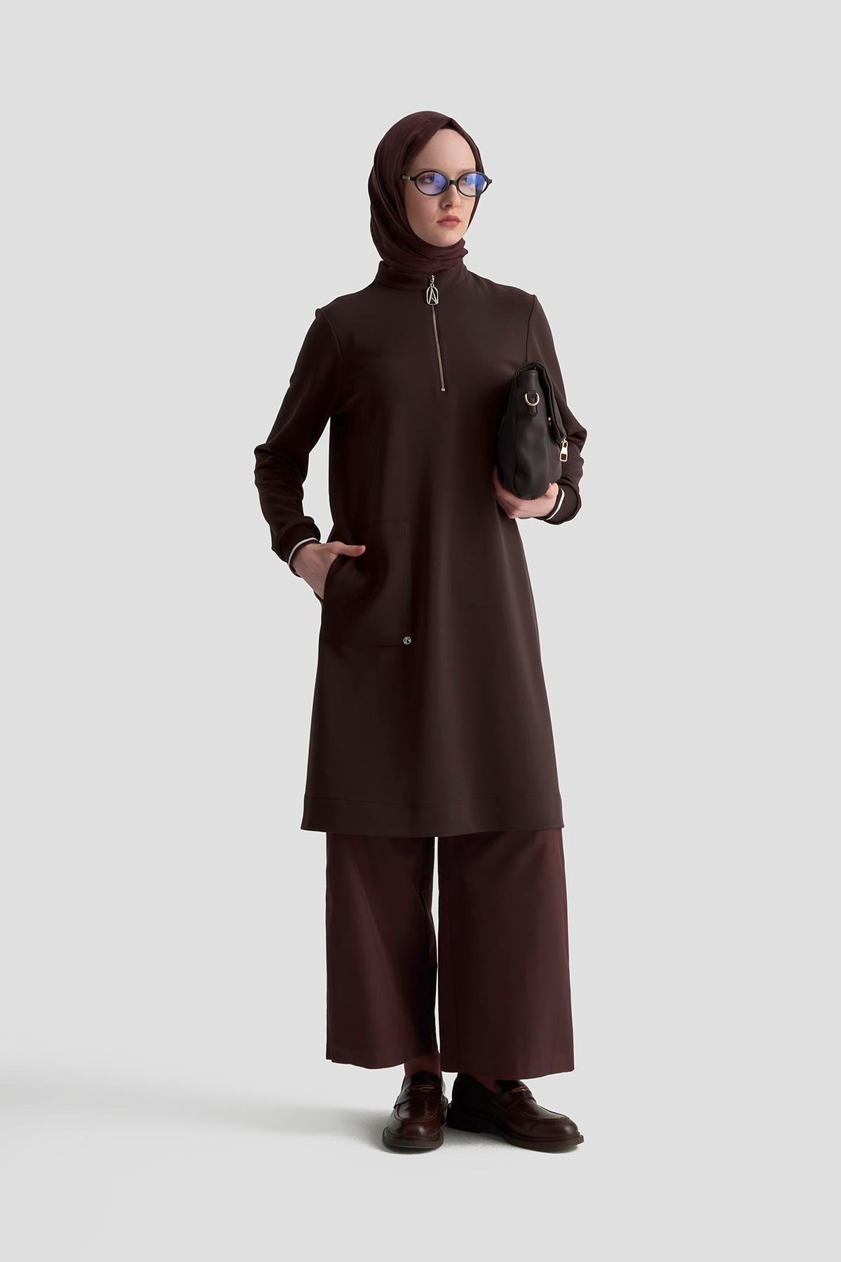 ARMİNE TREND Yakası Fermuarlı Kolları Ribanalı Örme Kumaş Tunik Kahverengi 25KT443