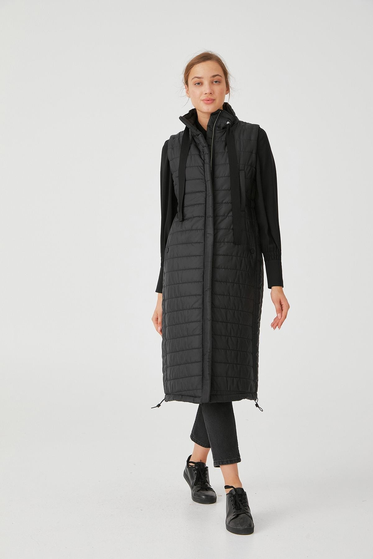 KA-A21-20003 Kayra Kapitoneli Dik Yaka Yelek Siyah