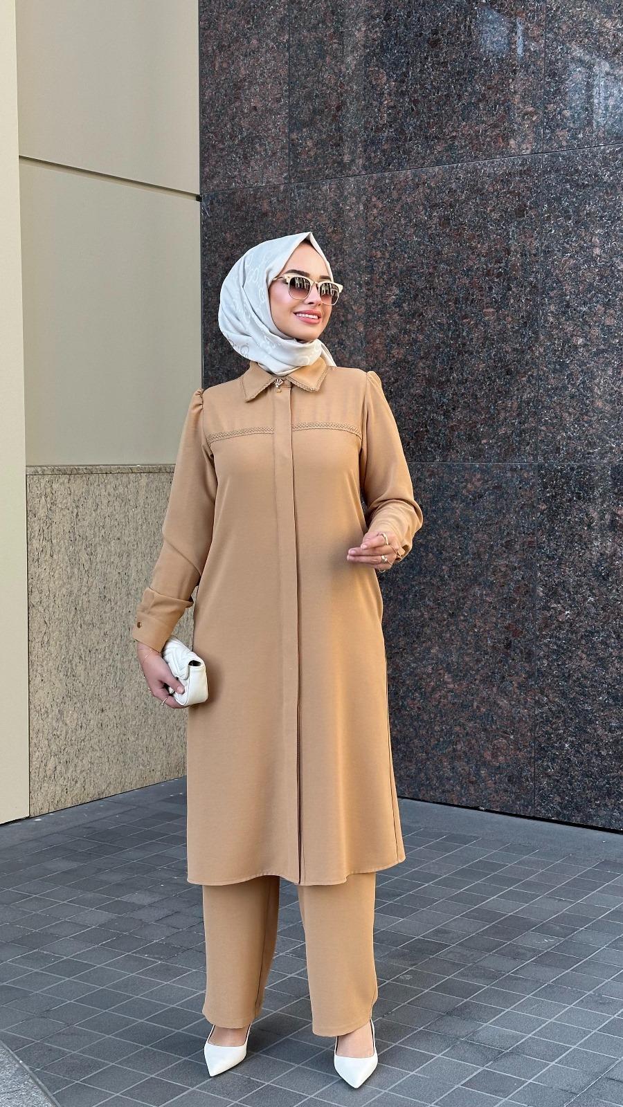 Nihle Yaka Nakış Detaylı Pantolonlu Bayan Takım Latte