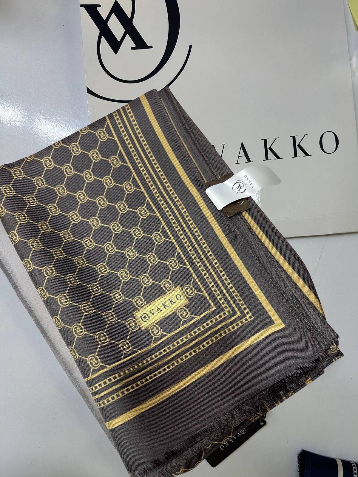 Vakko Monogram Desenli İpek Şal Kahve Gold