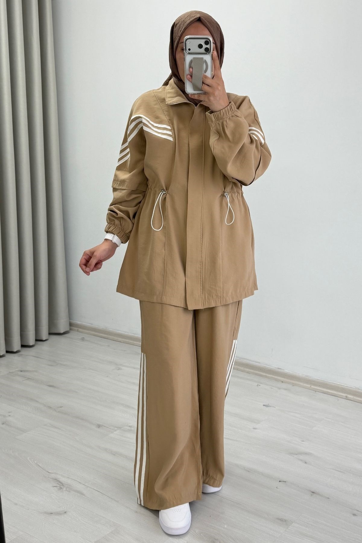 Şerit Detaylı Bel Büzmeli Spor Takım Camel