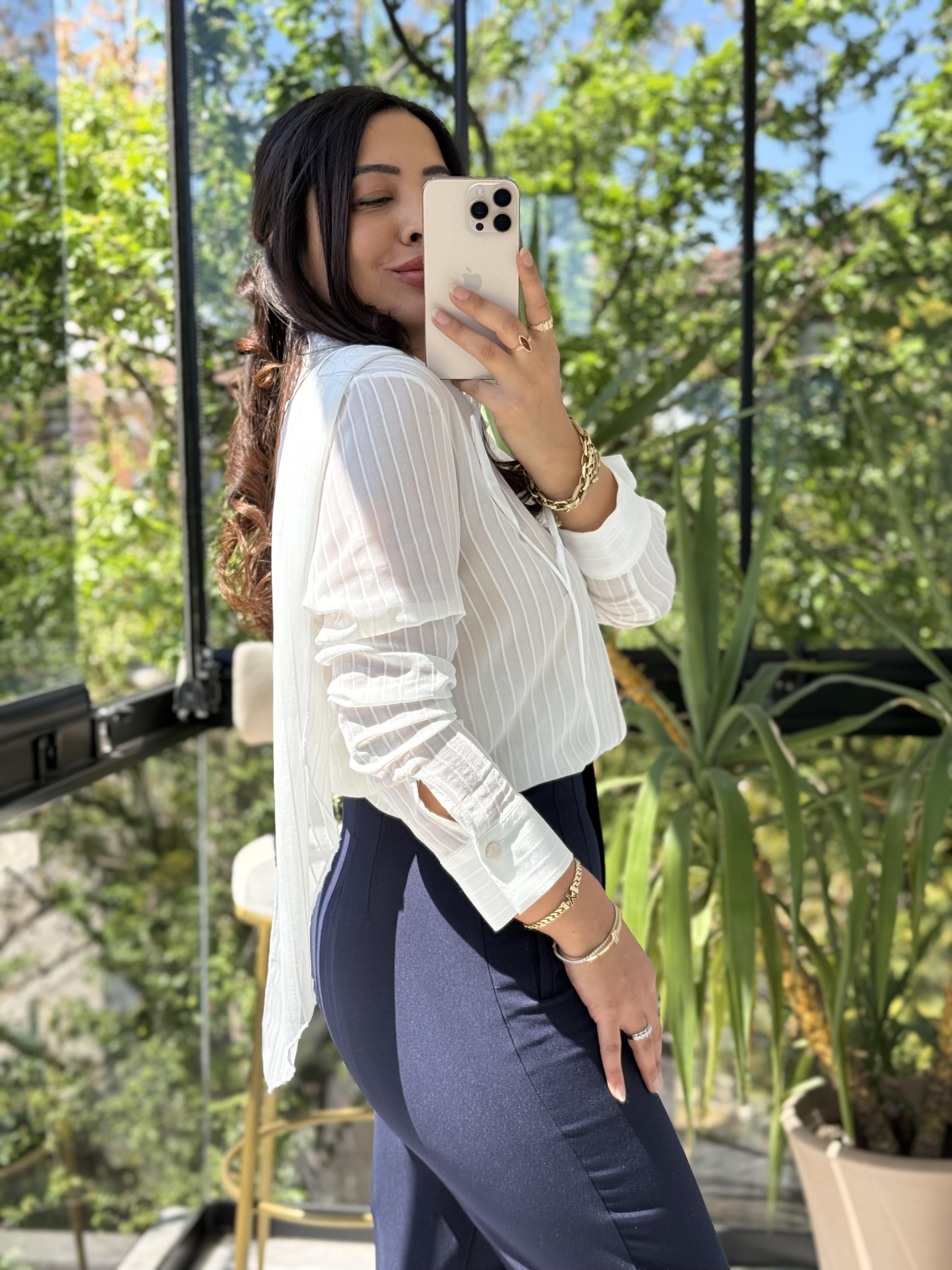 Gül ve fular Detaylı Bluz Ekru