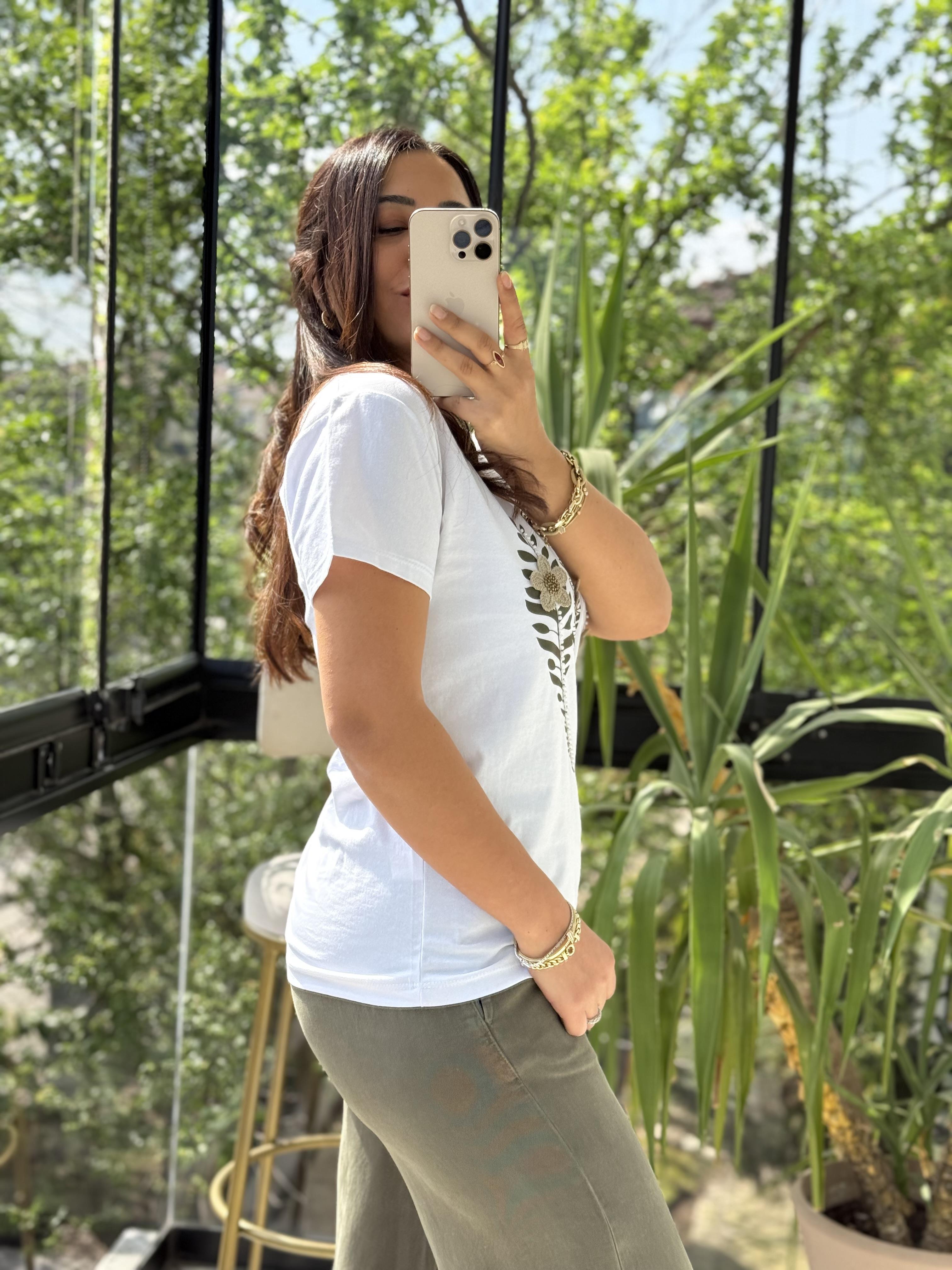 Önü Motif Yapraklı Tişört Beyaz